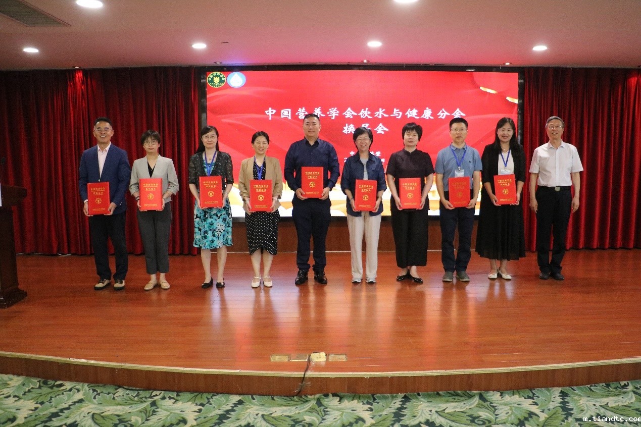 马爱国副理事长、马冠生主任委员为副主任委员及秘书长颁发证书.jpg 马爱国副理事长、马冠生主任委员为副主任委员及秘书长颁发证书.jpg