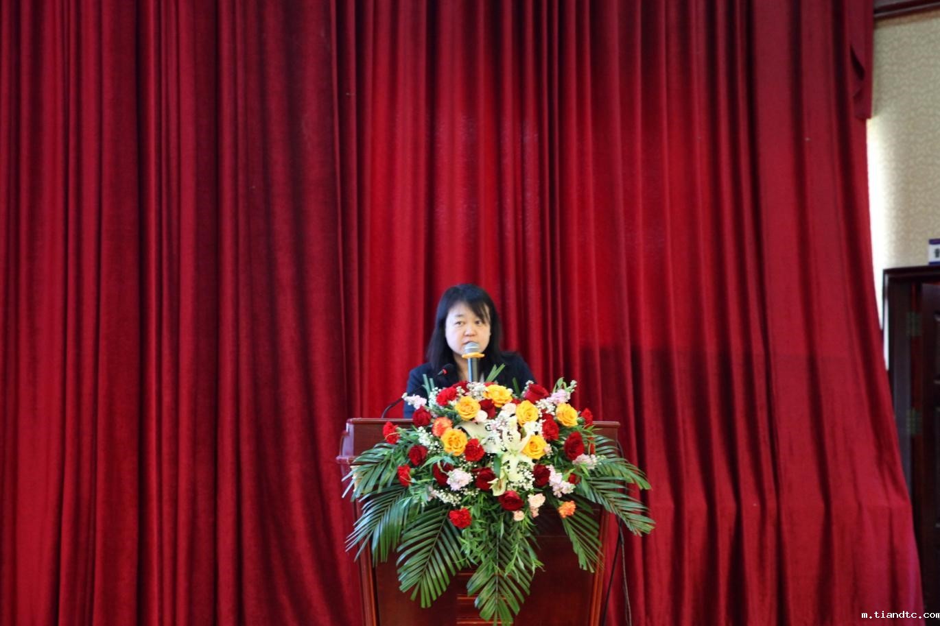 中国疾病预防控制中心营养与健康所刘轶群副研究员主持会议.jpg 中国疾病预防控制中心营养与健康所刘轶群副研究员主持会议.jpg