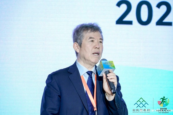 杨老师致辞.jpg 杨老师致辞.jpg