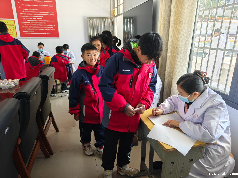 图片4-当地医护人员配合完成生物样本采集工作.png 图片4-当地医护人员配合完成生物样本采集工作.png