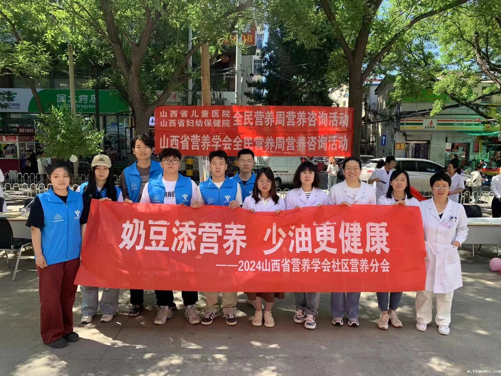 5月12日 省人民医院营养科在儿童医院门诊楼前义诊.jpg